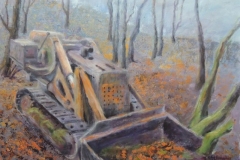 Deponierter Bagger im Wald