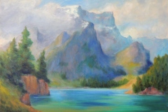 Pragser Wildsee mit wolkenverhangenen Felswänden