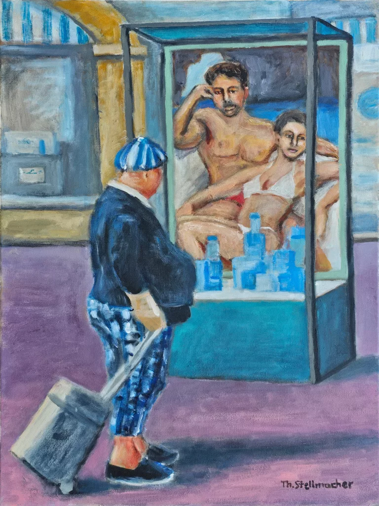 &Auml;lterer Mann mit Rollkoffer, der in einen Schaukasten blickt. Im Schaukasten ein Plakat mit jungem Paar in Badekleidung auf einem wei&szlig;en Sofa vor Meer, Felsen und einem Felsentor.