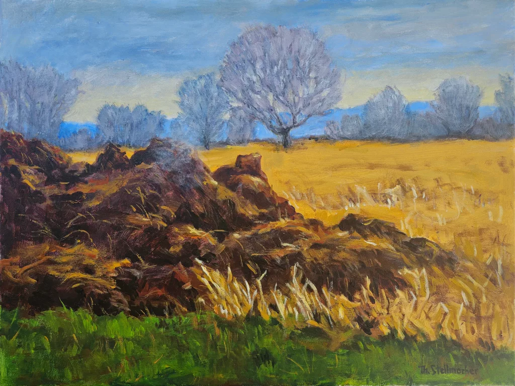 Gr&uuml;ne Gr&auml;ser vor einem dampfenden Misthaufen, dahinter gelbes abgeerntetes Feld. Im Hintergrund markanter Baum, Baumreihen und bl&auml;ulicher Bergzug unter blaugrauem Himmel mit gelbem Horizont.